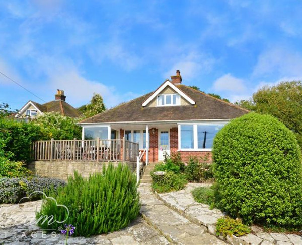 Advantage Point in West Lulworth, West Lulworth, is close to Lulworth Cove. Advantage Point sleeps 10 people in 5 bedrooms