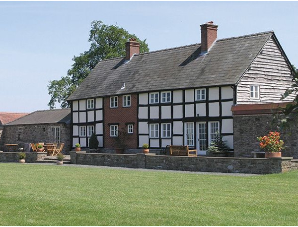 Bearwood House in Pembridge, near Leominster, is a holiday cottage sleeping 10 people