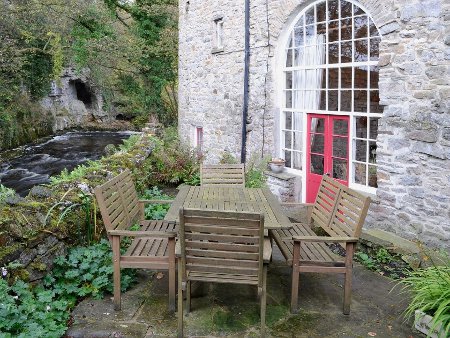 Beck View in West Burton sleeps 6 people