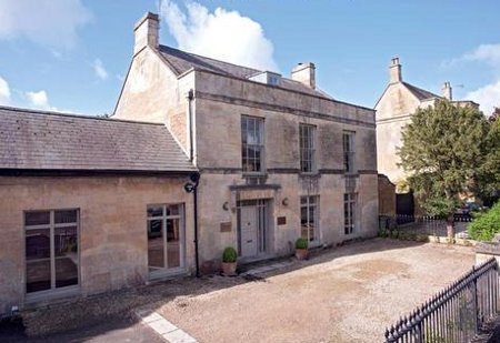 Cotswold House in Moreton In Marsh is a large holiday cottage located in the northern Cotswolds