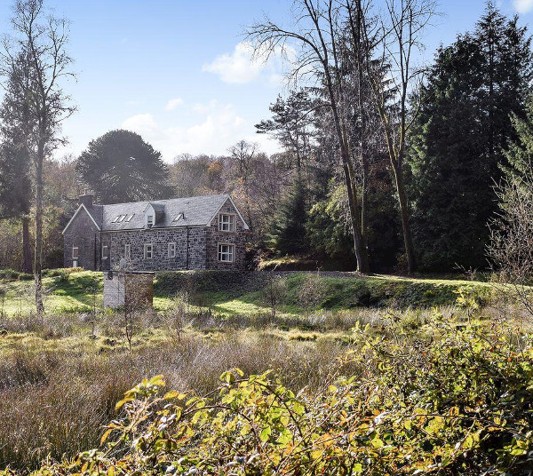 Craigmuick Cottage in Aberfoyle sleeps 10 people