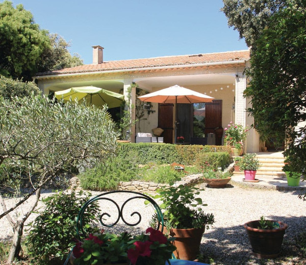 Les Belles Fleures in Bedarrides, Provence, sleeps 10 people