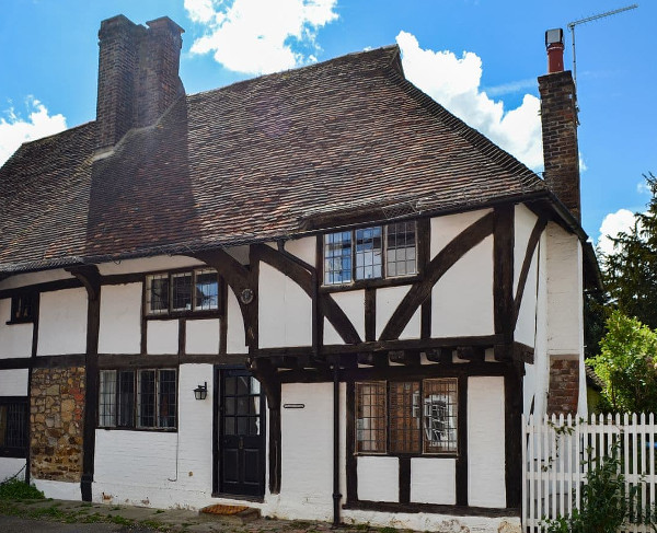 Pollard Cottage in the centre of Lingfield sleeps 6 people