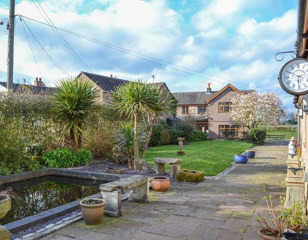 Scraggs Cottage in Cheddleton, near Leek, sleeps 8 people. Next to the Peak District National Park
