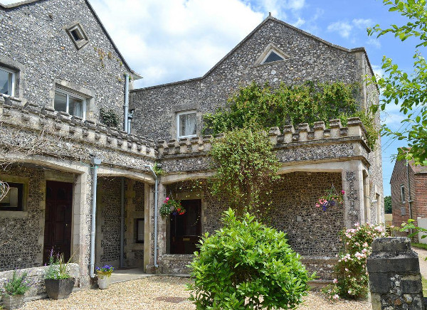 Shrover Hall in Anmore near Waterlooville is a rural holiday cottage sleeping 6 people