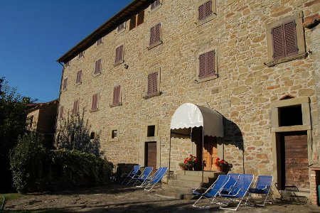 Teverina in Pergo, Tuscany, is a holiday villa sleeping 20 people in 10 bedrooms