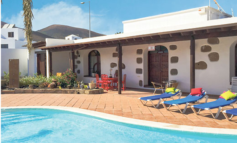 The swimming pool and garden ar Villa Lidia