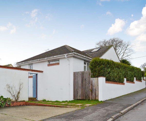 Waverley Reach in Hamble is a holiday cottage on the south coast sleeping 9 people
