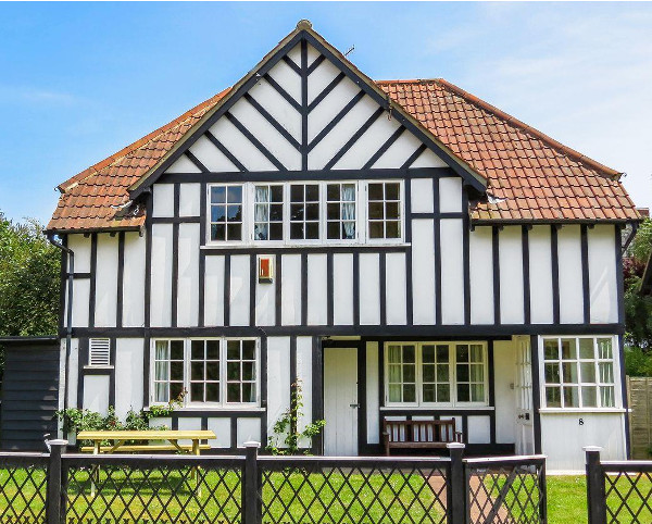 Whinlands in Thorpeness is a large holiday cottage in this popular Suffolk town
