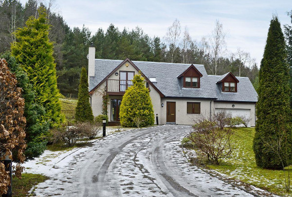 Wildwood in Boat of Garten near Aviemore is a holiday cottage sleeping 10 people - with an outdoor hot tub